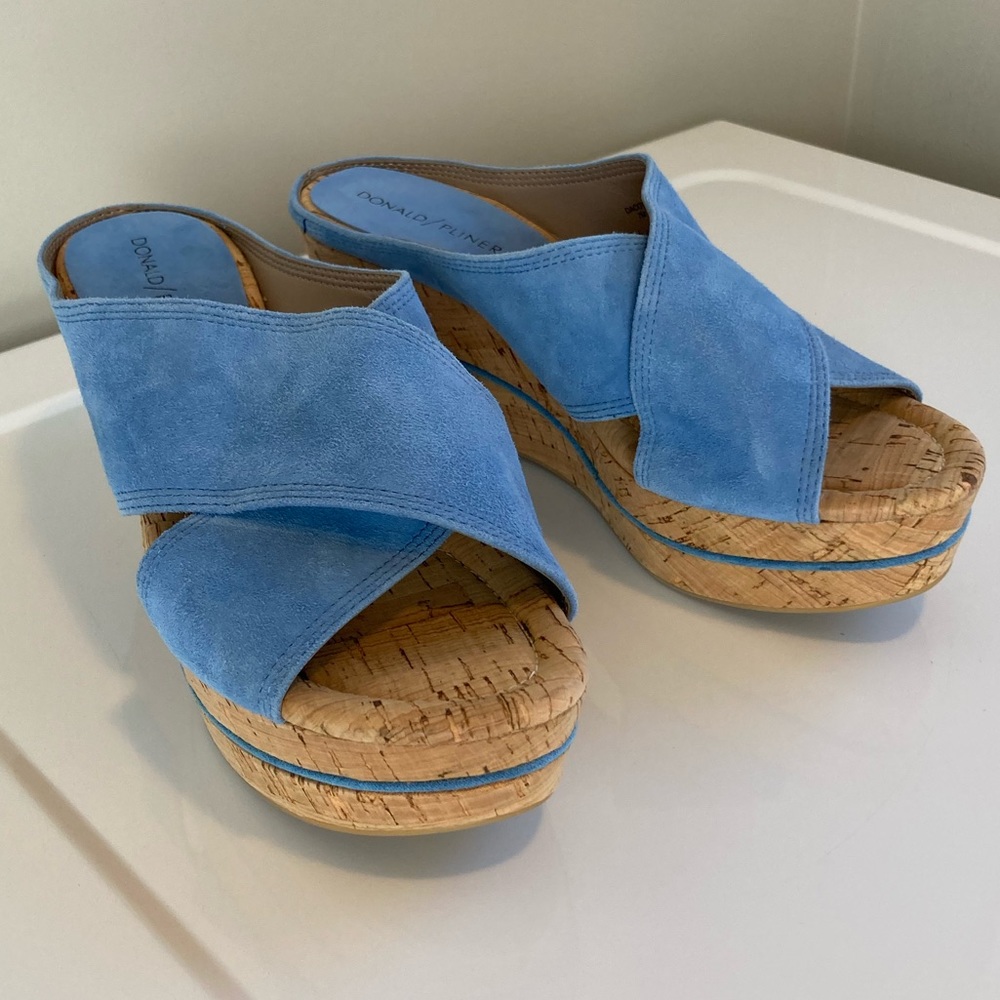 Donald / Pliner Wedge Sandals Dacota